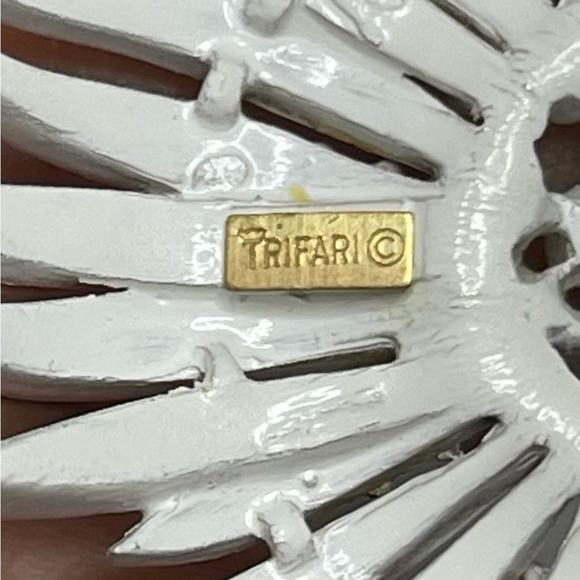 Vintage Brooch SIGNED Crown TRIFARI MILK Glass Rhinestone Vtg Costume Jewelry… - Picture 5 of 6